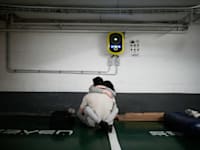 ישראלים מתמגנים בחניון תת-קרקעי בתל אביב בעת התקפת טילים מאיראן / צילום: ap, Ohad Zwigenberg