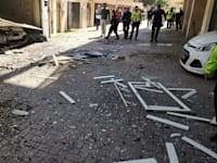 פגיעת רסיסי טיל איראני בבית במרכז / צילום: מד''א