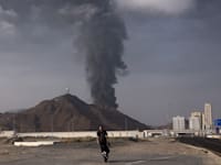 עשן מיתמר מעל אזור תעשיית הנפט בפוג'יירה שבאיחוד האמירויות / צילום: Reuters, REUTERS