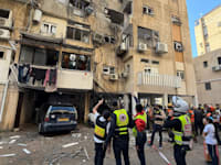 הפגיעה מהטיל האיראני באזור בני ברק / צילום: דוברות מד''א