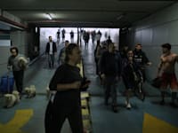 אנשים רצים לחניון תת קרקעי בעת אזעקה בתל אביב / צילום: ap, Leo Correa