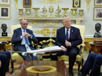 נשיא ארה''ב דונלד טראמפ וקנצלר גרמניה פרידריך מרץ במסיבת העיתונאים, היום / צילום: ap, Mark Schiefelbein