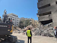 זירת הנפילה בתל אביב. הבניין שספג פגיעה ישירה נהרס בידי העירייה / צילום: אלה לוי-וינריב