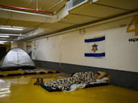 אישה ישנה בחניון תת-קרקעי בתל אביב / צילום: ap, Oded Balilty