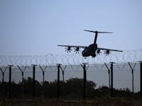 כלי טיס נערך לנחיתה בבסיס הבריטי אקרוטירי שבקפריסין, לאחר שהותקף השבוע / צילום: Reuters, Yiannis Kourtoglou