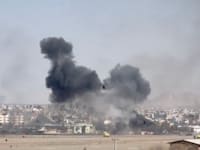 עשן מיתמר בעקבות פיצוצים בשדה תעופה באספהאן שבאיראן / צילום: Reuters, REUTERS