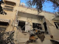 דירה במרכז הארץ שנפגעה מטיל איראני / צילום: כבאות והצלה לישראל