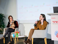 מימין: עפרה שטראוס, יו''ר קבוצת שטראוס ומו''ל גלובס, אלונה בר און / צילום: שלומי יוסף