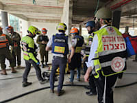 אתר הבנייה ביהוד שנפגע הבוקר מטיל איראני / צילום: דורות מד''א