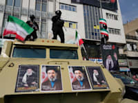 שוטרים בעצרת תמיכה במנהיג העליון החדש של איראן, מוג'תבא חמינאי (טהרן) / צילום: ap, Vahid Salemi