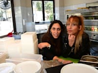 המסעדנית שלי גרבלר (מימין) והשפית נרקיס אלפי. ''חתונה טובה'' / צילום: תמר מצפי