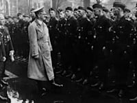 אדולף היטלר חולף על פני חזית העבודה הגרמנית במהלך ''עצרת העבודה'', 1937 / צילום: Reuters, Berliner Verlag/Archiv