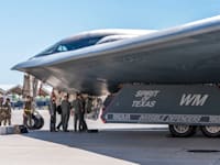 חיילי חיל האוויר האמריקאי לצד המפציץ B-2 Spirit / צילום: ap