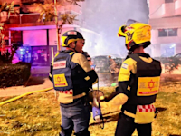 כוחות הצלה בזירת הנפילה בחולון / צילום: דוברות מד''א