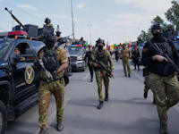 חברי מיליציית כתאאב חיזבאללה משתתפים בלוויה של חבר מיליציה שנהרג מתקיפה אמריקאית / צילום: ap, Hadi Mizban