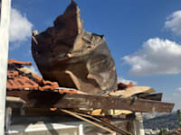 שברי יירוט על בניין מגורים במזרח ירושלים / צילום: כבאות והצלה לישראל