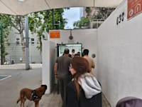 אנשים נכנסים למקלט בזמן אזעקה