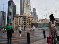 עוברי אורח ברחוב בדובאי בעת המלחמה / צילום: ap, Fatima Shbair