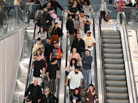 ישראלים יורדים למקלט בזמן אזעקה / צילום: Reuters, Paulina Patimer