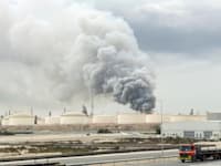 עשן מיתמר מעל בית הזיקוק בבחריין, לאחר תקיפה / צילום: Reuters