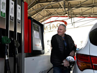 סלובקיה. כל בעל רכב יוכל לתדלק במקסימום 400 אירו / צילום: Reuters, Radovan Stoklasa