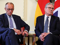 קנצלר גרמניה פרידריך מרץ וראש ממשלת בריטניה קיר סטארמר / צילום: ap, Toby Melville