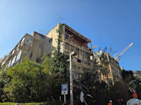 זירת פגיעה של טיל איראני בתל אביב. פגע בבניין שמיועד לפינוי בינוי / צילום: כבאות והצלה לישראל