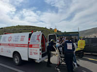 פינוי פצועים לאחר נפילה באזור כרמיאל / צילום: מד''א
