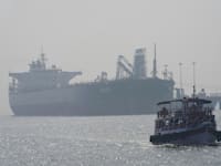 מיכלית גז נוזלי עושה את דרכה מערב הסעודית דרך מצר הורמוז / צילום: ap, Rafiq Maqbool