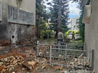 זירת פגיעה אחרי השיגורים מאיראן / צילום: מד''א