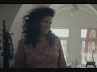 נועה קולר ב''בהסתורה''. דירת מסתור הנחלאות / צילום: כאן 11, אולפני הרצליה, יונייטד קינג