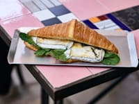 כריך קרואסון ב''מטרלו'' / צילום: שניר (סופגי) גואטה