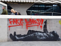 יצירת אמנות שיוחסה לבנקסי והושחתה בטענה כי מדובר בזיוף. מרדף אובססיבי / צילום: Reuters, Vuk Valcic