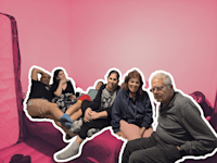 שרית קלברס פתאל (באמצע), עם משפחתה / צילום: פרטי