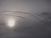 ירוטי טילים איראנים בשמי תל אביב / צילום: ap, Ohad Zwigenberg