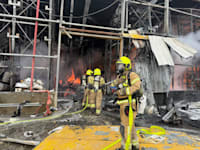 לוחמי אש מכבים את האש שפרצה לאחר פגיעת חלק יירוט באזור נאות חובב / צילום: כבאות והצלה לישראל