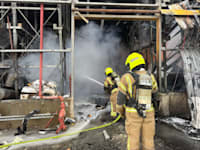 לוחמי אש מכבים את האש שפרצה לאחר פגיעת חלק יירוט באזור נאות חובב / צילום: כבאות והצלה לישראל