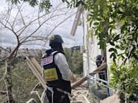 חובש מד''א בזירת נפילה לאחר ירי טילים לצפון / צילום: דוברות מד''א