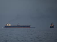 מכלית וספינת מטען במצר הורמוז / צילום: ap, Altaf Qadri