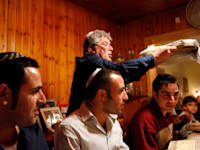 מנהג ''בבהילו'' בסעודת פסח, 2008 / צילום: גל חמו