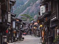 בתי עץ מסורתיים בנאראקווה, יפן. יכול להיות גג שקרס או בעלים שנעדרים / צילום: Shutterstock