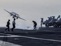 מטוס מעקב יוצא למשימה מנושאת המטוסים האמריקאית לינקולן / צילום: Reuters, US Navy