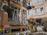 פיקוד העורף סורק בניין בפתח תקווה שנפגע מטיל איראני / צילום: ap, Maya Levin