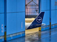 מטוס של לופטנזה חונה בתוך ההאנגר בנמל התעופה בגרמניה / צילום: ap, Michael Probst)