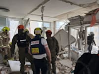 מבנה שנפגע מהטיל האחרון ששוגר מאיראן / צילום: מד''א