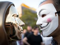 פסל לכבודו של היוצר האנונימי של המטבע הדיגיטלי ביטקוין בפארק ליד נהר הדנובה בבודפשט, ניצב על בסיס אבן ועליו חרוט שמו של סאטושי נקמוטו / צילום: ap, Bela Szandelszky