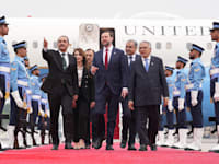 סגן נשיא ארה''ב ג'יי.די. ואנס נוחת באסלאמאבאד לקראת המו''מ עם איראן. לצידו ראש הצבא הפקיסטני אסים מוניר, משמאל, וסגן ראש ממשלת פקיסטן ושר החוץ מוחמד אסחאק / צילום: ap, Jacquelyn Martin