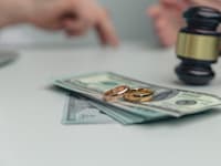 בניגוד לרישום בפוליסה: ביטוח חיים של מיליון שקל יועבר להורי המנוח ולא לגרושתו / צילום: Shutterstock