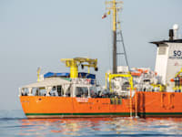 אונייה ועליה מהגרים מגיעה לולנסיה בספרד / צילום: ap, Olmo Calvo