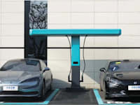 מכוניות בתחנת טעינה / צילום: יח''צ